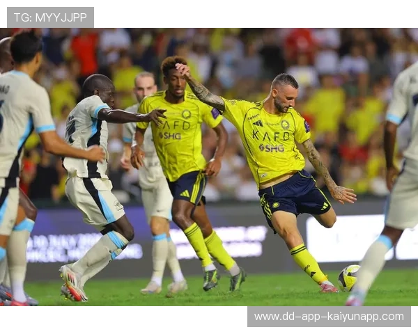 球员精准直塞助攻破门得分